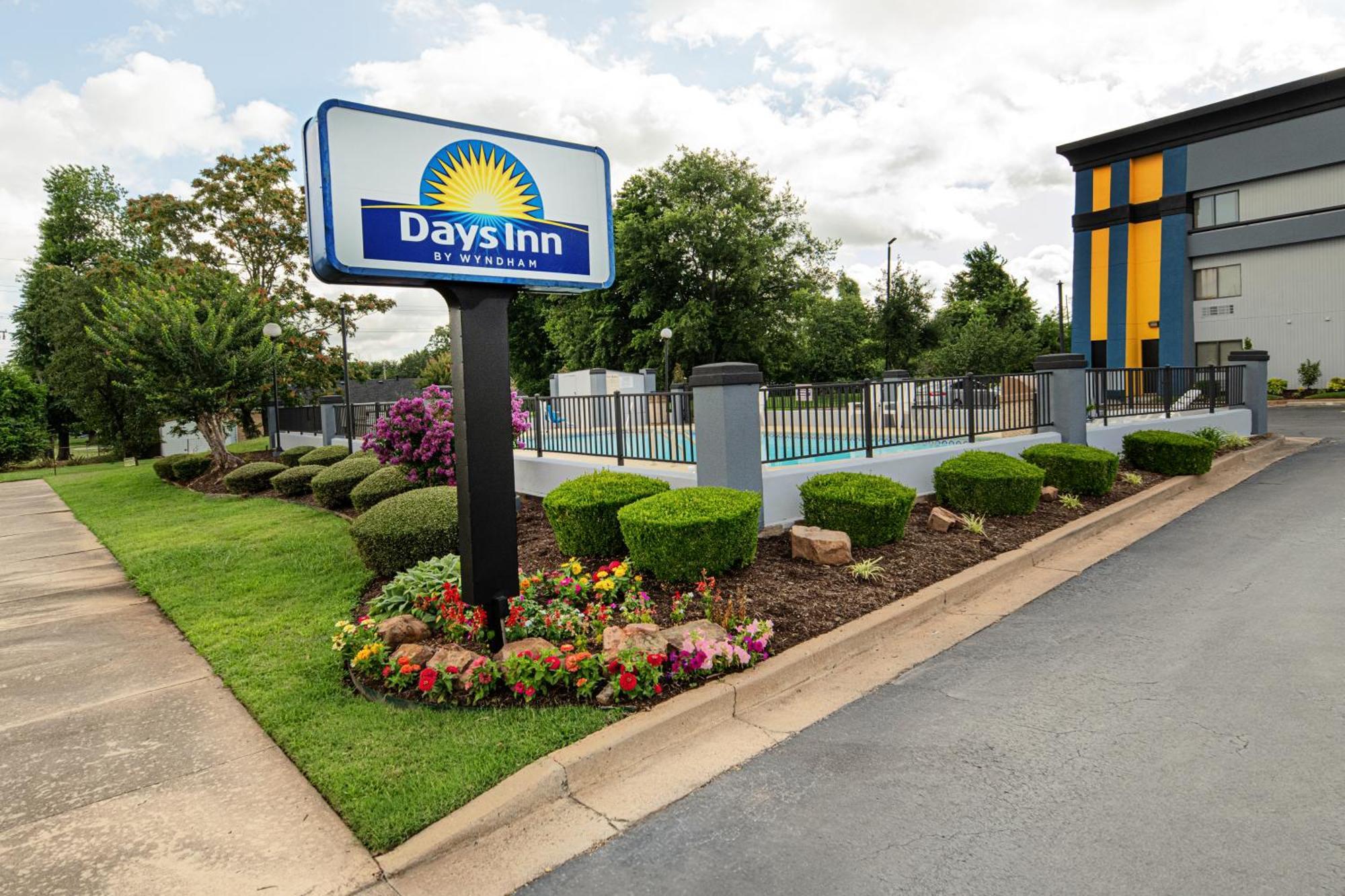 Days Inn By Wyndham Fort Smith Exterior photo